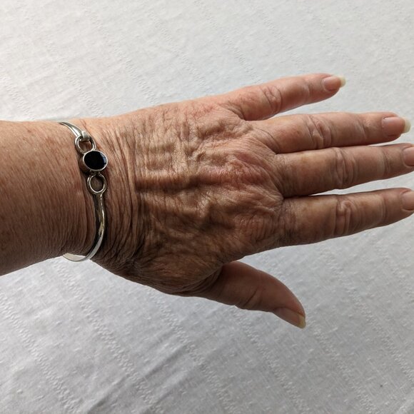 Taxco Sterling Hook-and-Eye Bangle with Black Gem 10g - Picture 7 of 11